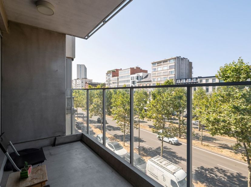 Ligging: Dit appartement is gelegen op de derde verdieping van het gebouw op de Italiëlei, vlakbij winkels, openbaar vervoer en met makkelijke verbind