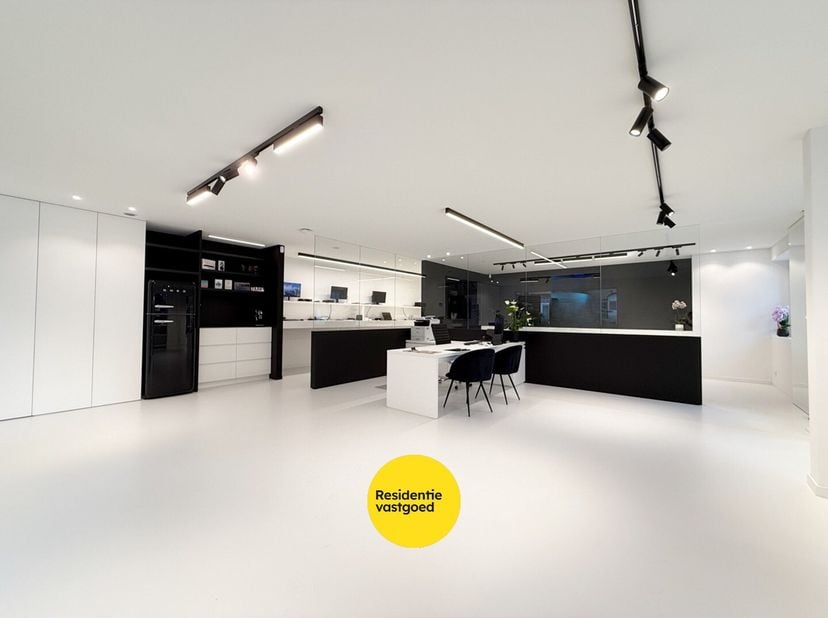Instapklaar en hoogwaardig handelspand (122 m²) op topligging in Nieuwpoort Stad<br />
Momenteel huisvest dit moderne handelspand het gekende bedrijf