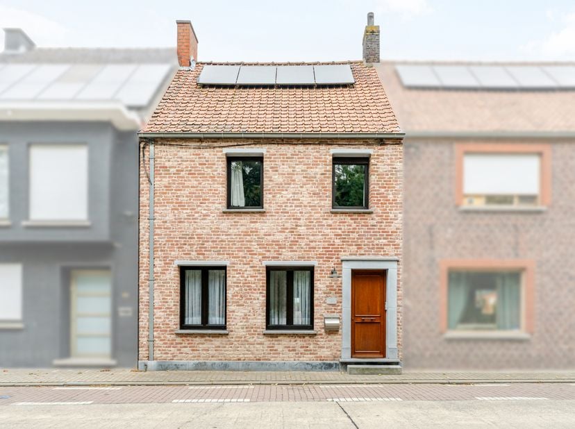 Kijkdag 5 september 2026 tussen 9u en 10u!<br />
Op zoek naar een gezinswoning met ruimte leefruimtes zonder renovatieplicht? Dan is deze woning zeker