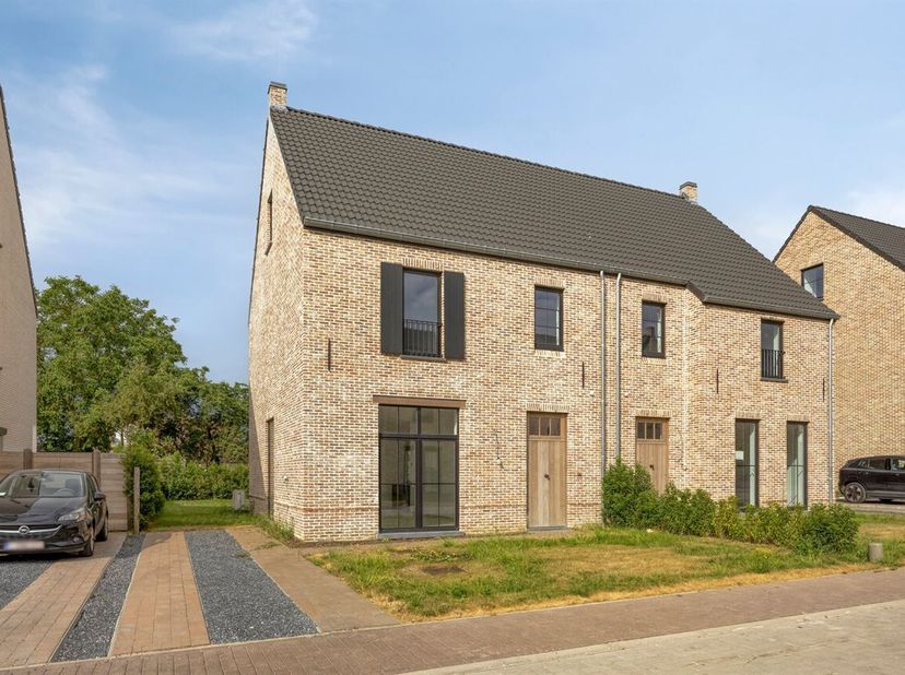 Maison nouvelle construction de haute qualité avec une surface habitable de +/- 195 m² avec quatre chambres (+ un dressing) et deux salles de bain, si
