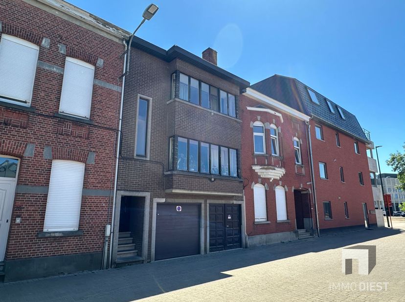 Te renoveren woning met 3 slaapkamers, ingerichte zolder, 2 garages en tuin in Diest<br />
<br />
Op een centrale locatie binnen de ring van Diest (