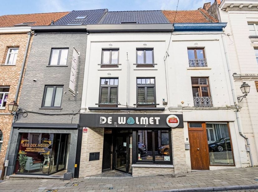 Zeer gunstig gelegen handelsruimte in centrum Tienen op wandelafstand van de Grote Markt. Het handelspand is 90 m² en is voorzien van winkelruimte/caf