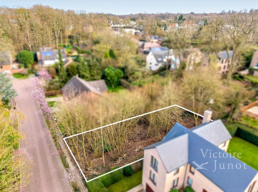 Dans un charmant clos, idéalement situé, Victoire-Junot vous présente ce terrain à bâtir exposé plein Sud, de ±7.15 ares. Possibilité d'y construire u