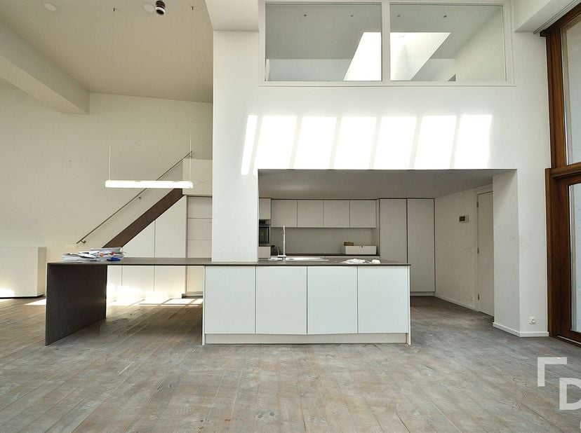 Exclusieve loft te koop in het hart van Ieper.<br />
<br />
In de Merghelynckstraat te Ieper vinden we deze lichtrijke loft. De loft maakt deel uit