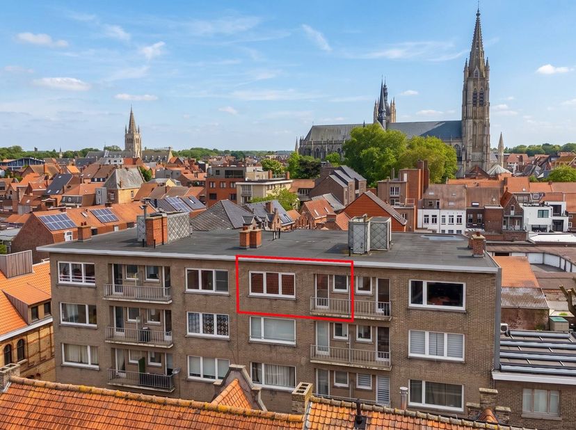 Reeds energiezuinig maar op te frissen appartement te koop in de Slachthuisstraat te centrum Ieper. Het appartement beschikt over 2 slaapkamers, 2 bal