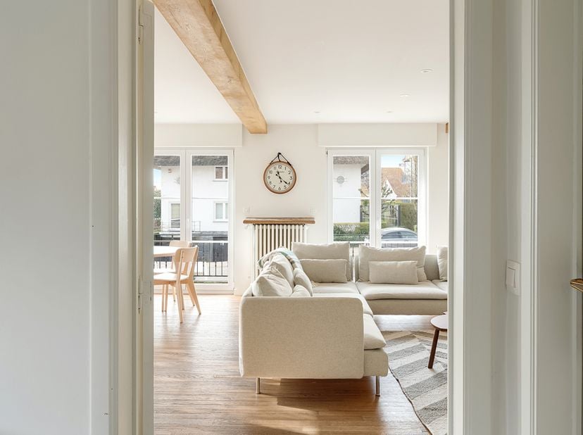 Découvrez cette sublime villa jumelée entièrement rénovée, située à seulement 150 mètres de la plage. Cette charmante habitation allie un intérieur à