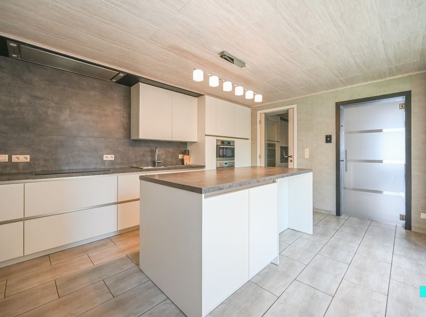 Ontdek deze gezellige en volledig instapklare eengezinswoning nabij het centrum van Kuurne. De woning geniet van een ruim woonoppervlak van 206 m² (vo