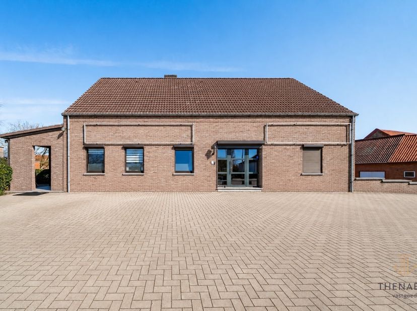 Ruime woning met tal van mogelijkheden op een strategische locatie in Sint-Truiden.<br />
<br />
Langs de Luikersteenweg in Sint-Truiden bevindt zich