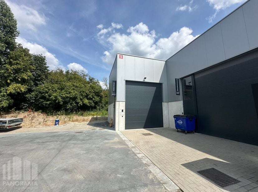 Nieuwbouw KMO-unit van 142 m² met 2 privatieve parkeerplaatsen te huur in Lauwe, op slecht 4 km van de E17 afrit Moeskroen met een onmiddellijke verbi