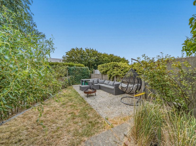 Ontdek deze ruime rijwoning in Zandvoorde, gelegen op een perceel van 178 m² met een zonnige zuidwestgerichte tuin van ca. 105 m². De woning biedt een