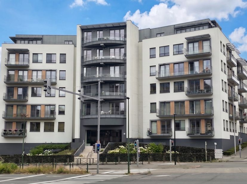 Gelegen in het standingvolle en recente gebouw "Victory", biedt dit uiterst comfortabele 1-slaapkamer appartement op de derde verdieping de perfecte b