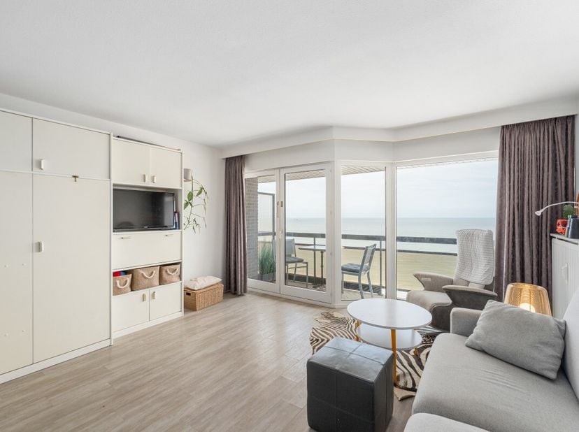 [[ DIT PAND NEEMT DEEL AAN DE ERA OPEN HUIZEN DAG OP 13/6 VAN 14:30 TOT 15:30 ]] Blankenberge: Instapklare studio met zeezicht en terras te koop! Op d