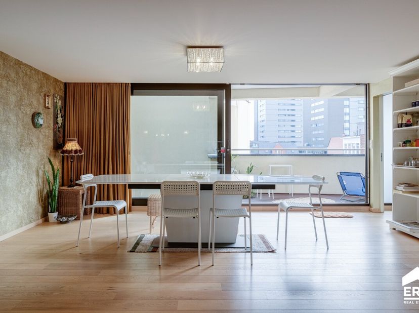 Piekfijn afgewerkt appartement met EPC A en panoramisch terras in hartje Hasselt Dit verrassend ruime appartement (160 m²) op de 3de verdieping biedt