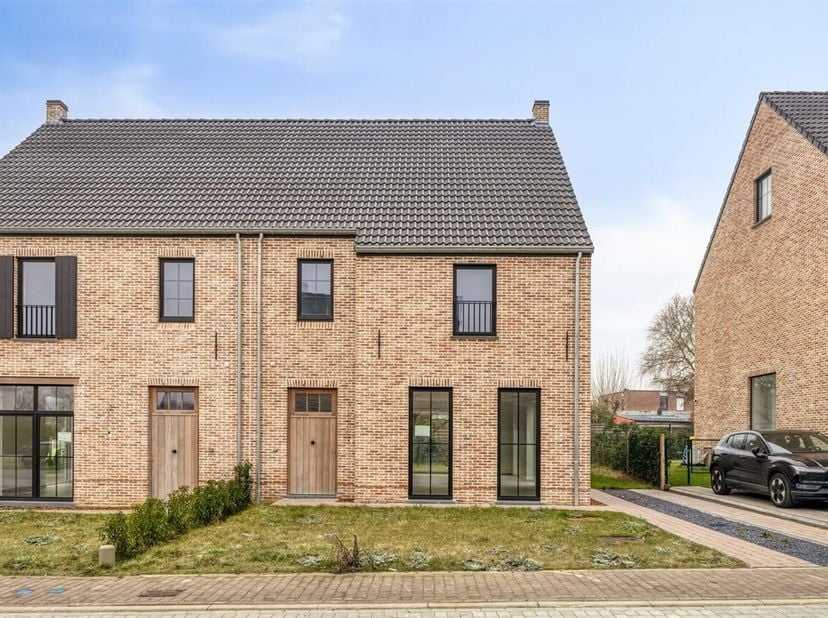 LAATST BESCHIKBARE WONING - LOT 3 (de andere 10 woningen zijn reeds verkocht). Kwalitatieve nieuwbouw-woning met een bewoonbare oppervlakte van +/- 19