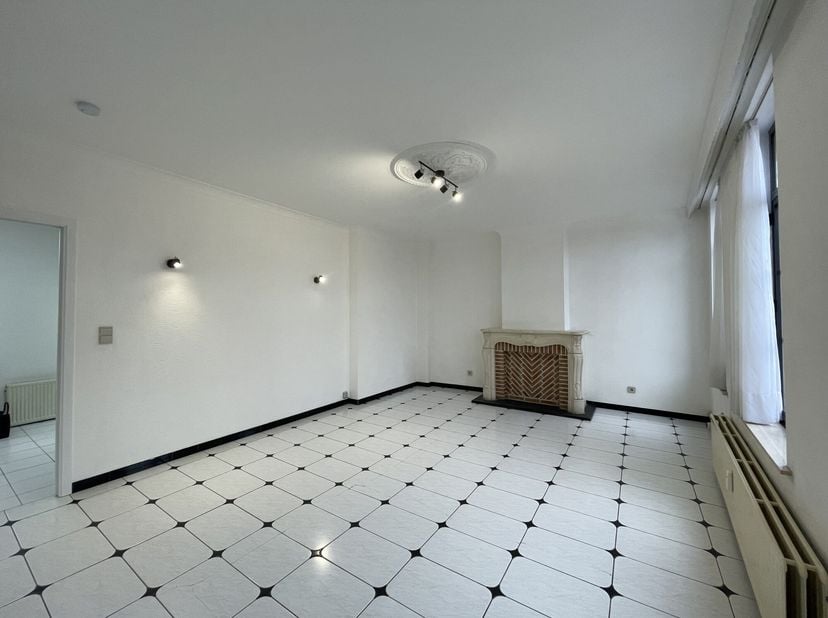 En plein centre-ville d'Enghien, cet appartement se situe à proximité de toutes les facilités. (Gare et parc d'Enghien 5 min à pied, commerces dans la