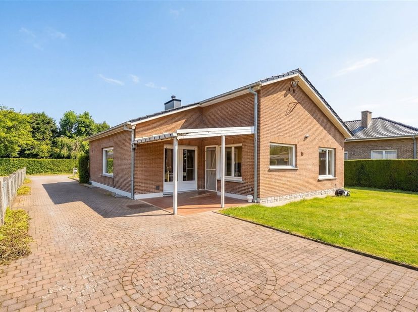 Welkom in deze charmante bungalow te Ertbrugstraat Schellebelle, op een mooi en ruim perceel met een open, landelijk uitzicht achteraan. Dankzij de ru