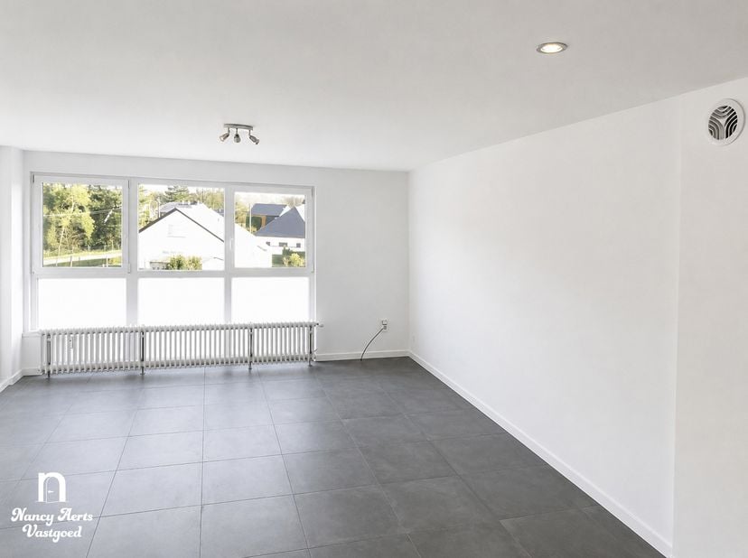 Op zoek naar een appartement waar je meteen kan intrekken? Dan is dit verzorgde appartement zeker een bezoek waard. Dankzij de centrale ligging woon j