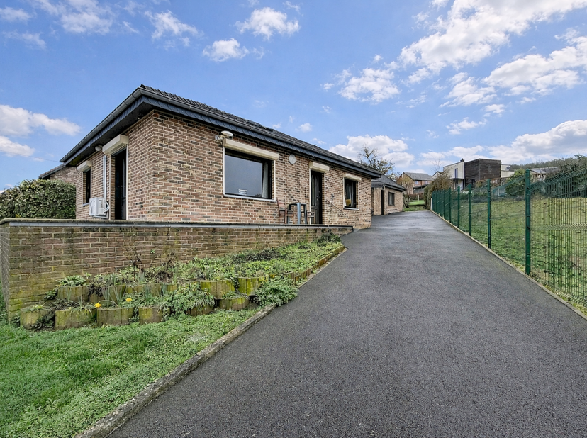 Gelegen op de hoogten van het dorp Heer biedt deze gelijkvloerse woning een mooi uitzicht en een rustige leefomgeving.<br />
De woning beschikt over e