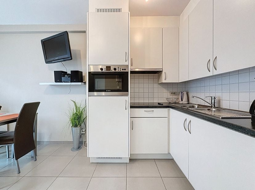 Appartement idéalement situé à proximité de la rue commerçante, de la digue, de la plage et des transports en commun. Situé au premier étage, cet appa