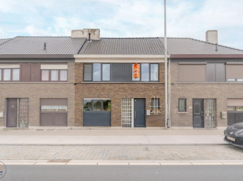Op een centrale locatie, dichtbij tal van winkels, voorzieningen en invalswegen, stellen wij u deze strategisch gelegen en gerenoveerde tweegevelwonin