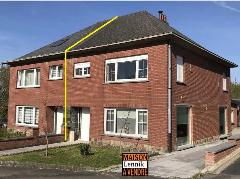 Genesteld in een groene en rustige omgeving biedt deze mooie, volledig gerenoveerde 3-gevelwoning (2015) een ideale woonomgeving voor gezinnen die op