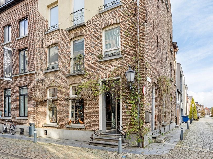 Welkom bij de unieke kans om eigenaar te worden van een prachtig handelsgelijkvloers in de bruisende Hepperstraat 6, gelegen in het historische hart v
