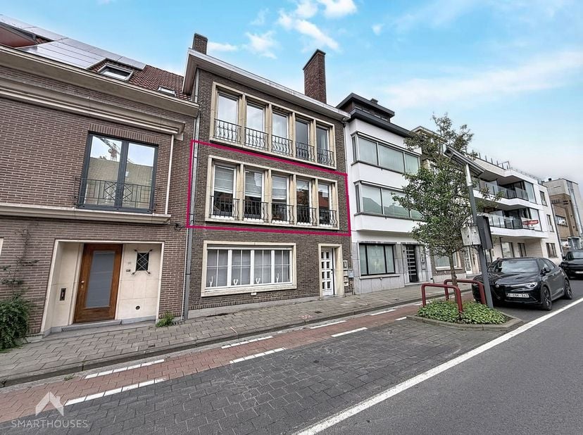 Centraal gelegen appartement op wandelafstand van winkels, markt, openbaar vervoer en de Leie. Het appartement omvat een inkomhal met gastentoilet, li