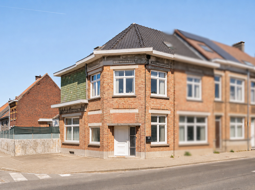 Instapklare en verrassend ruime woning met 5 slaapkamers, zeer grote garage en stadstuin, goed gelegen langs een invalsweg! Deze perfect onderhouden w