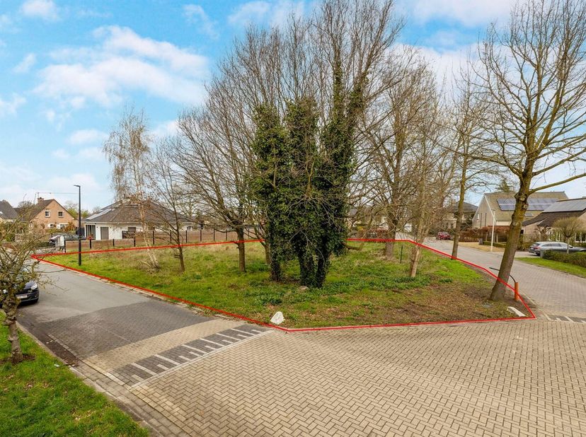 Terrain à bâtir bien situé d'une superficie d'environ 962 m2<br />
Terrain d'angle d'une largeur d'environ 25 mètres.<br />
Terrain à bâtir : profonde