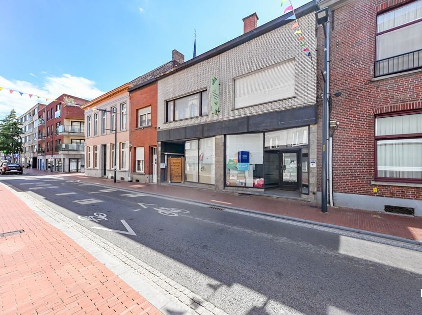 Deze verder op te knappen handelswoning is gelegen op een perceel van ca. 288 m², in het commerciële hart van de stad, op wandelafstand van de Grote M