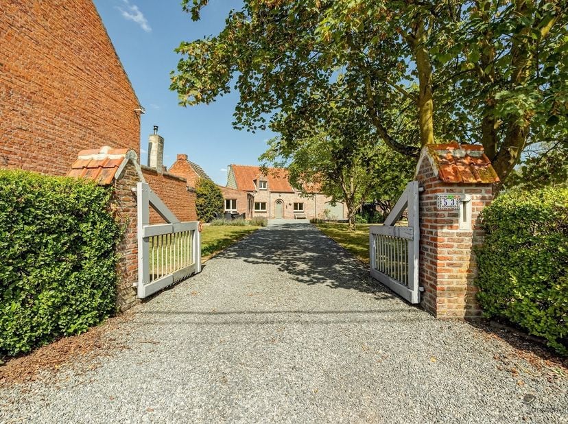 Bienvenue dans cette maison de campagne pleine de caractère, située au calme dans l'un des quartiers les plus verdoyants de Hamme, sur un terrain spac