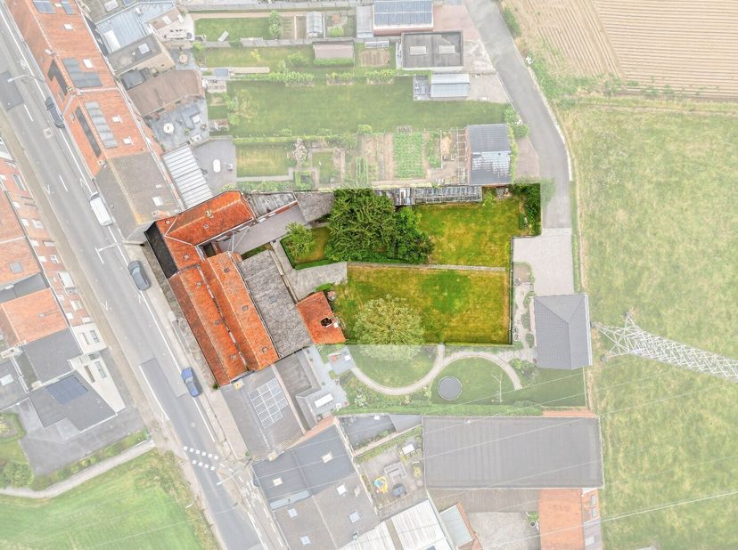 Kloeke woning met vier slaapkamers en ruim magazijn in Hulste.<br />
Sommige woningen spreken meteen tot de verbeelding. Deze is er zo één. Zodra je d