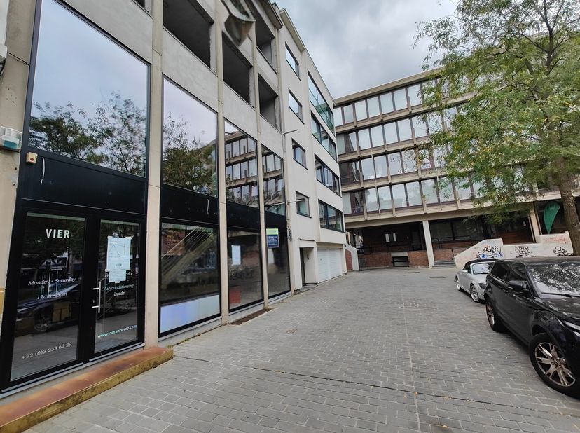 Op een uitstekende en goed zichtbare locatie aan de Theodoor van Rijswijckplaats bevindt zich deze ruime gelijkvloerse commerciële ruimte met een tota