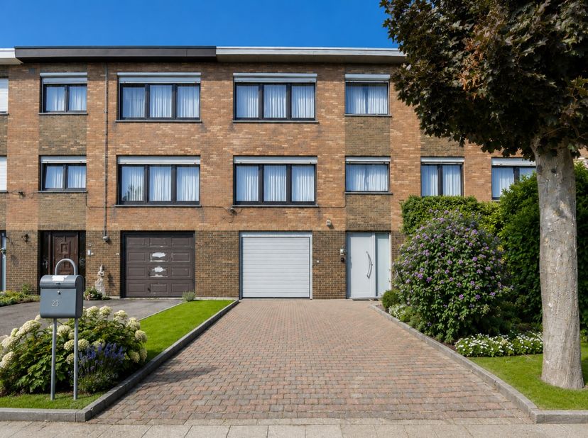 Welkom in deze gezellige bel-etagewoning, ideaal gelegen nabij het Nieuwenhovebos en het centrum van Oostkamp. Hier geniet u van een rustige, groene w
