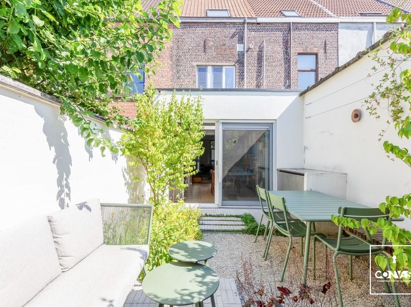 Deze zeer goed onderhouden woning is gunstig gelegen in een hippe straat nabij het centrum van Gent, met een vlotte verbinding naar fiets- en wandelpa