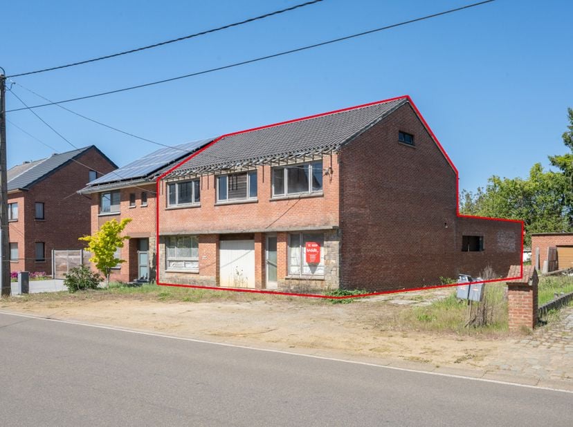 RUWBOUW WONING -<br />
Goed gelegen ruwbouw woning, volledig te renoveren, met tuintje. <br />
Stedenbouwkundige overtreding: info in de verkoopsvoorw