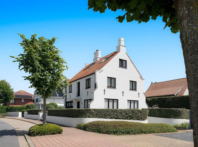 Gelegen in een rustige en gegeerde laan, op wandelafstand van het Zegemeer, de Zeedijk, de winkels en het centrum van Knokke-Heist, bevindt zich deze
