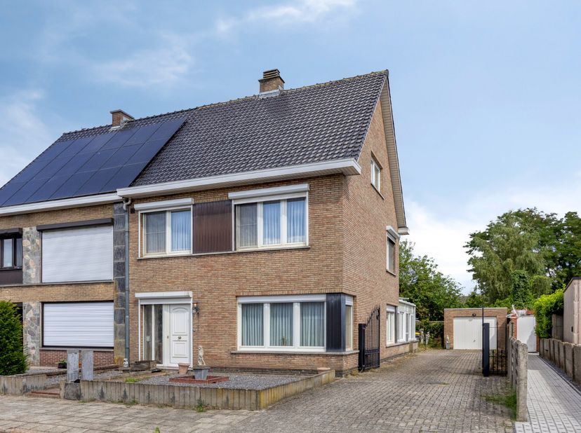 Deze verzorgde halfopen gezinswoning is centraal gelegen in Geel, op wandel- en fietsafstand van het station, scholen, winkels en het stadscentrum. Me