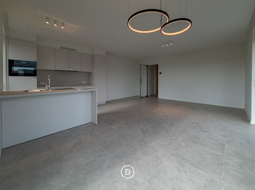 In de moderne Residentie Jabit'O in Jabbeke bevindt zich dit energiezuinige appartement van 89 m² met een terras van 23m², onmiddellijk beschikbaar.<b