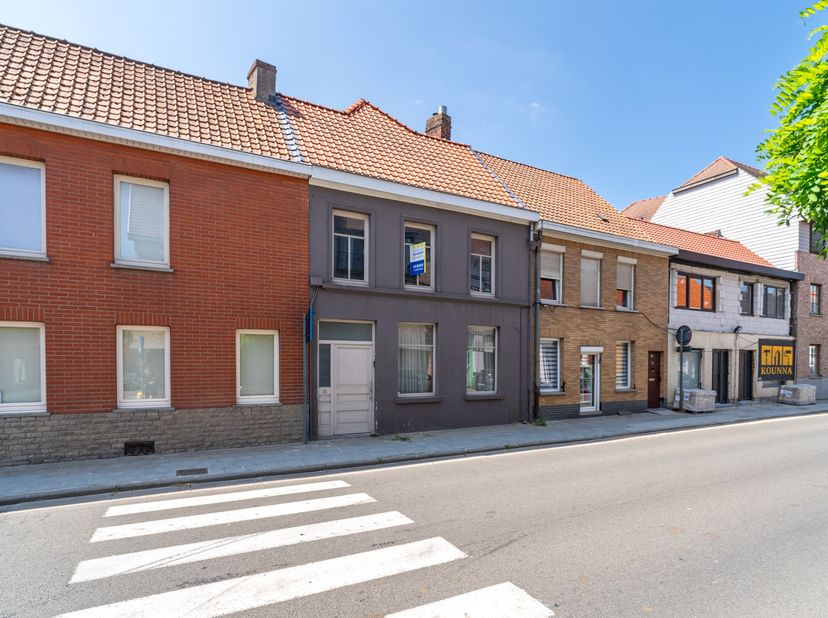 Bent u op zoek naar een ruime gezinswoning die u volledig naar eigen smaak kan afwerken? Dan is deze deels te renoveren woning zeker een bezoek waard.