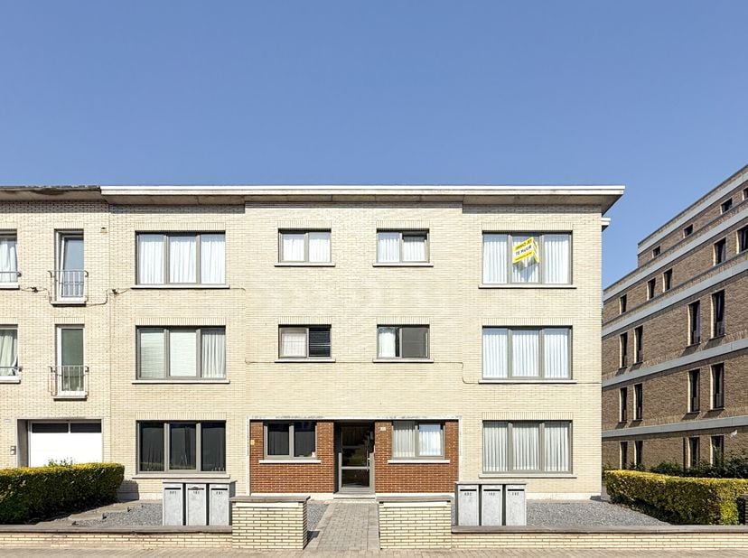 Het appartement is gelegen op de tweede verdieping en te bereiken via de trap. <br />
<br />
Het appartement bestaat uit: inkomhal, leefruimte, ingeri