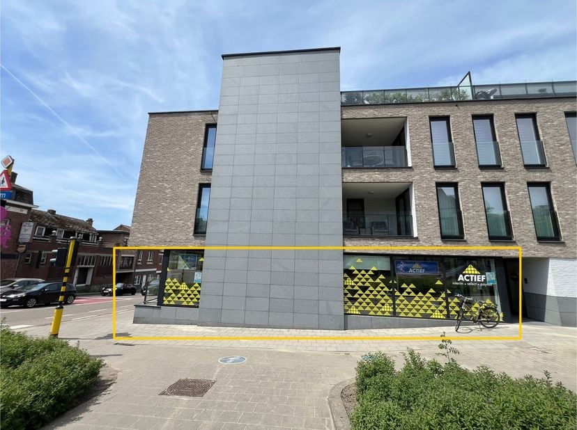 Welkom in het historisch hart van Tongeren, waar we u graag voorstellen aan een uitstekend gelegen handelspand op Pliniuswal 4, vlakbij het bruisende