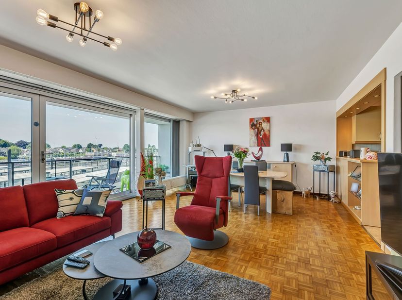 Nabij het station van Denderleeuw bevindt zich dit instapklaar appartement met twee slaapkamers. Het appartement bevindt zich op de vierde verdieping
