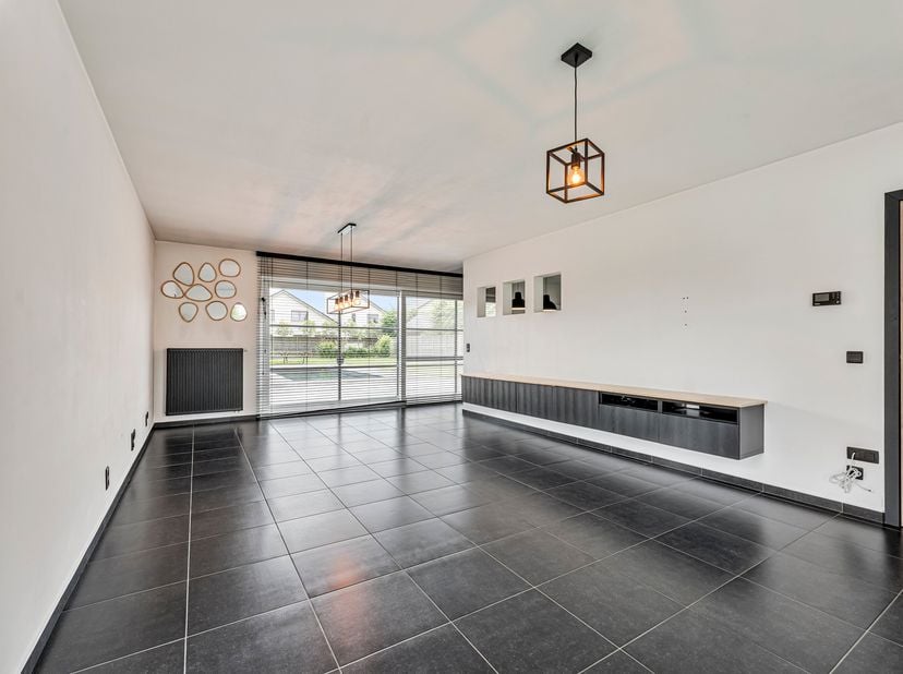 Instapklare villa op een hoekperceel op een boogscheut van centrum Poelkapelle.<br />
Troeven:<br />
- 4 slaapkamers,<br />
- Zuid gerichte tuin<br />