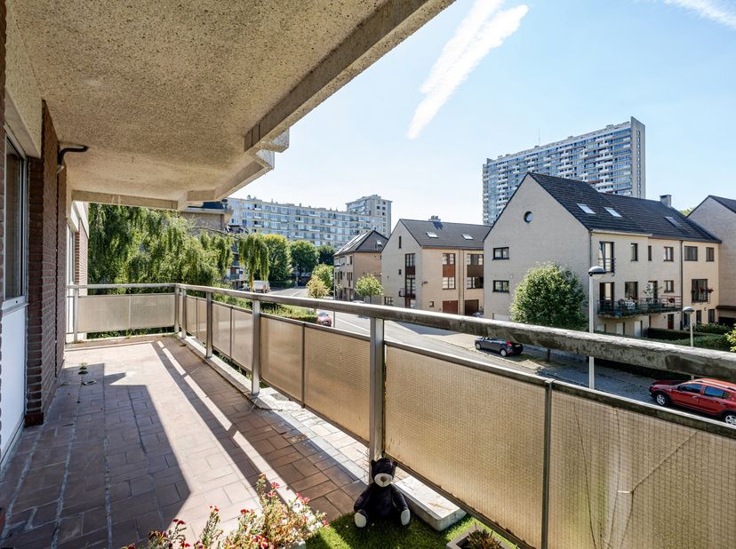 Dès que tu franchis la porte, un sourire s’installe. Cet appartement de 60m² dégage immédiatement lumière et espace grâce à son vaste séjour, une pièc