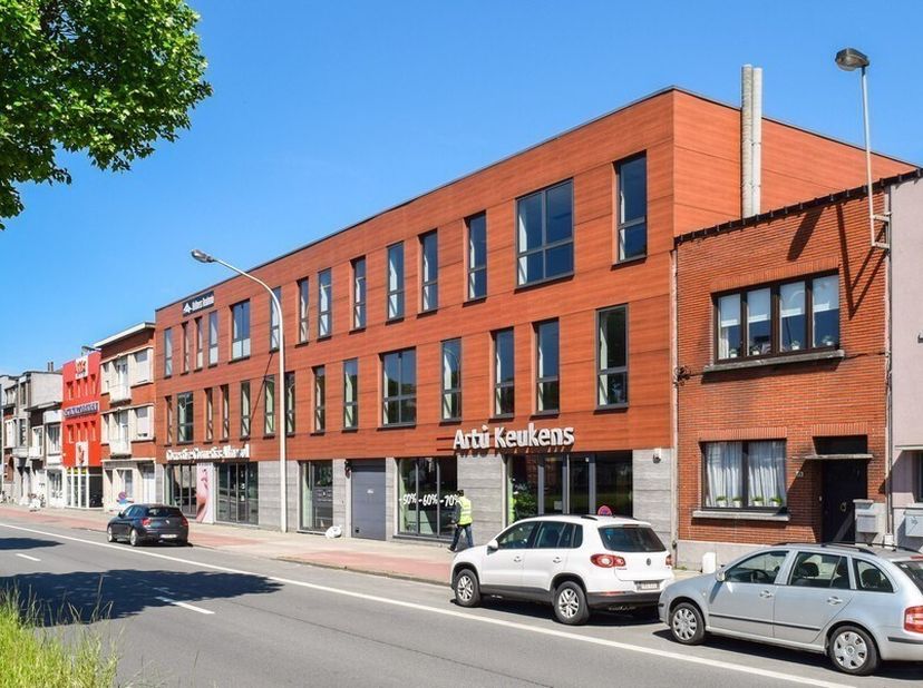 283m²  kantoorruimte op eerste verdieping<br />
Ligging: aan de A12, met goede bereikbaarheid zowel met openbaar vervoer als met de wagen<br />
Specif