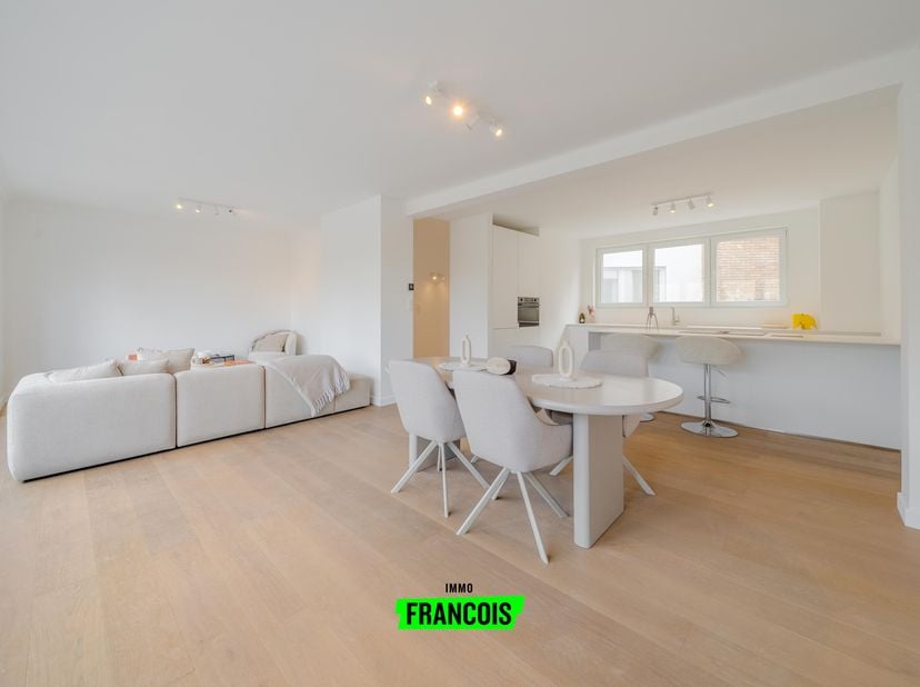 Op zoek naar een stijlvol en kwalitatief afgewerkt appartement waar comfort en ruimte centraal staan? Dit prachtig hernieuwbouwappartement op de tweed