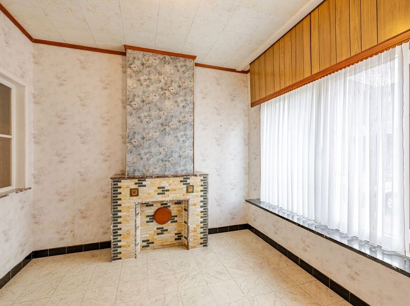 Bent u op zoek naar een ruime woning met tal van mogelijkheden om volledig naar uw eigen smaak te renoveren? Dan is deze solide gezinswoning in Wetter