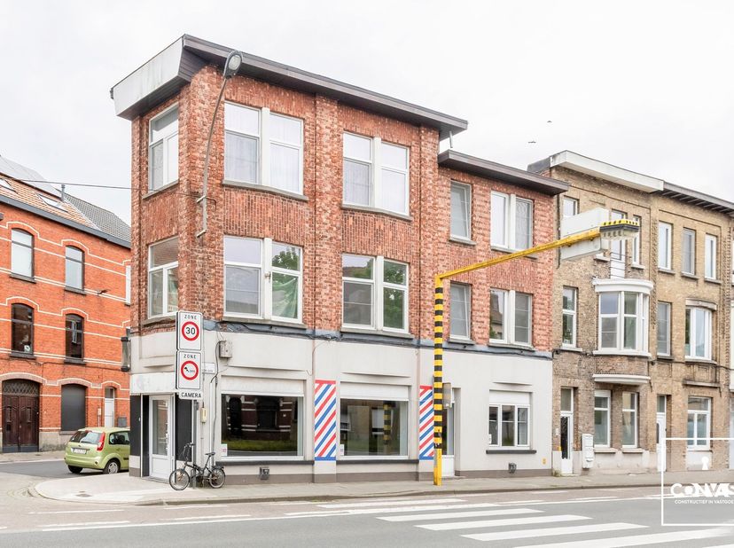 Bent u opzoek naar een opbrengsteigendom&amp;nbsp;in Gent? Dan is dit pand, onderverdeeld in&amp;nbsp;een handelspand en 2 appartementen mogelijk iets voor u.
