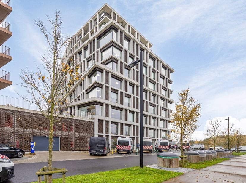 Bureau (659 m²) à louer au 7ème étage, directement à la gare de Bruges. Les quais, les arrêts de bus et le centre-ville sont parfaitement accessibles